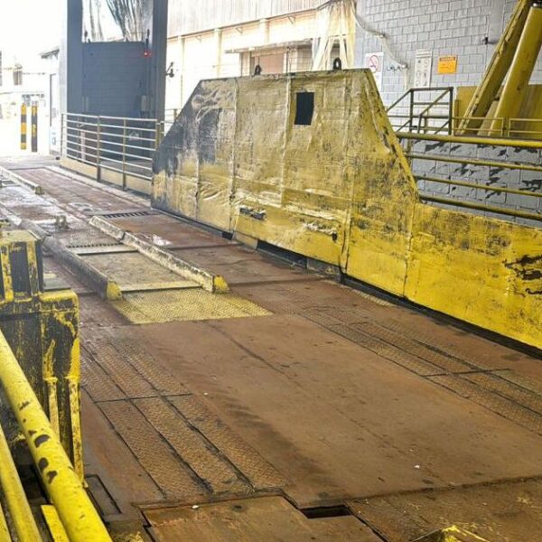 REF 13361 - Tombador Plataforma 18 metros x 65 ton. Marca SAUR OBS-